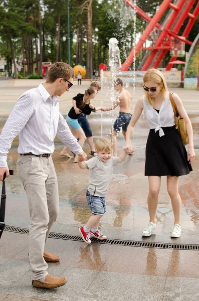 Genç aile parkta yürüyor