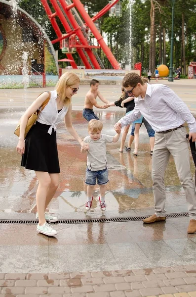 Genç aile parkta yürüyor — Stok fotoğraf