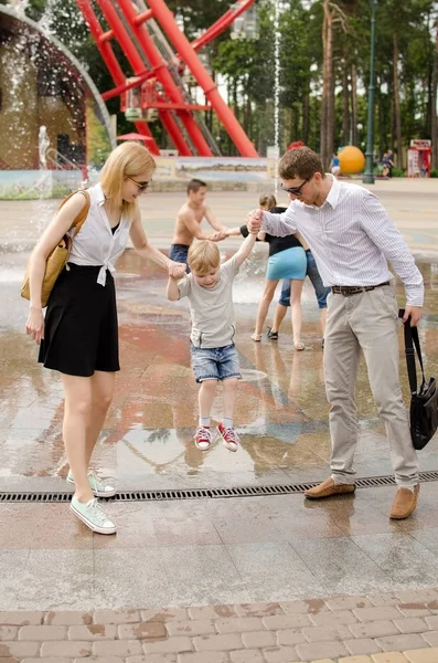 Genç aile parkta yürüyor