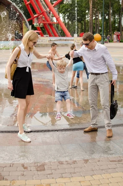 Młode rodziny jest spacer w parku — Zdjęcie stockowe