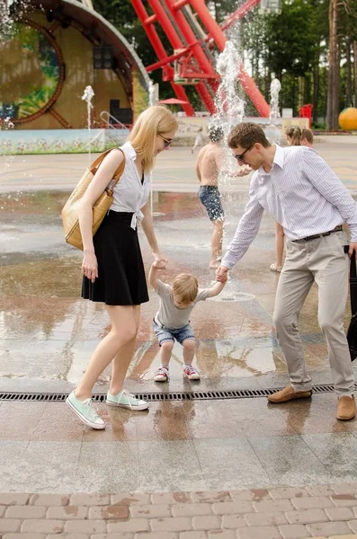 Genç aile parkta yürüyor