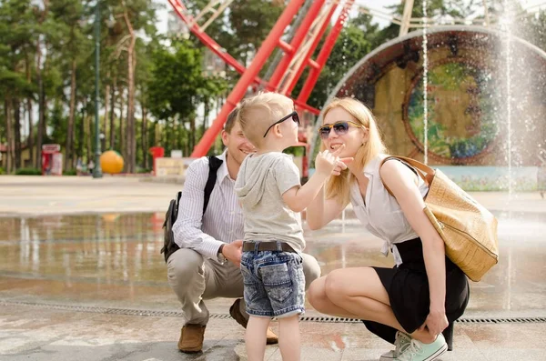 Genç aile parkta yürüyor