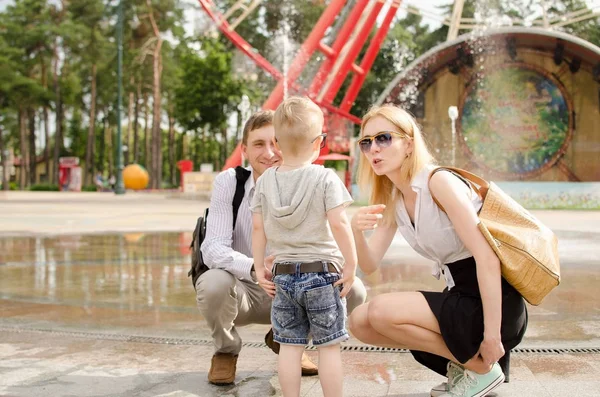 Genç aile parkta yürüyor