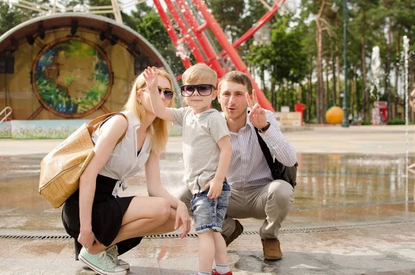 젊은 가족 공원에서 산책 — 스톡 사진