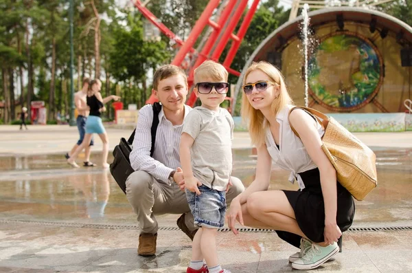 Junge Familie spaziert im Park — Stockfoto