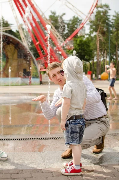 Menino está andando no parque com seu pai — Fotografia de Stock