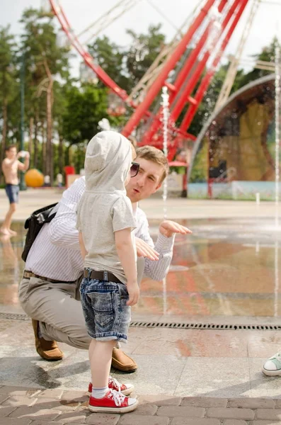 Menino está andando no parque com seu pai — Fotografia de Stock