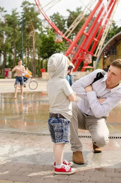 Chłopca jest spacer w parku z ojcem — Zdjęcie stockowe
