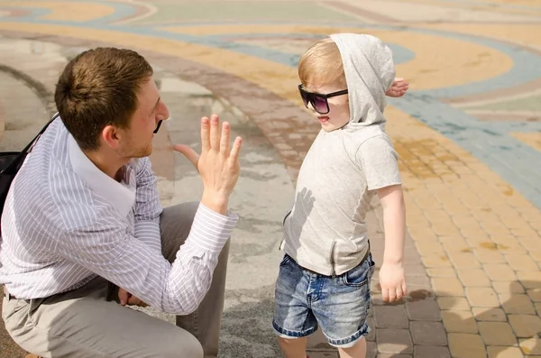 erkek bebek babası ile parkta yürüyor