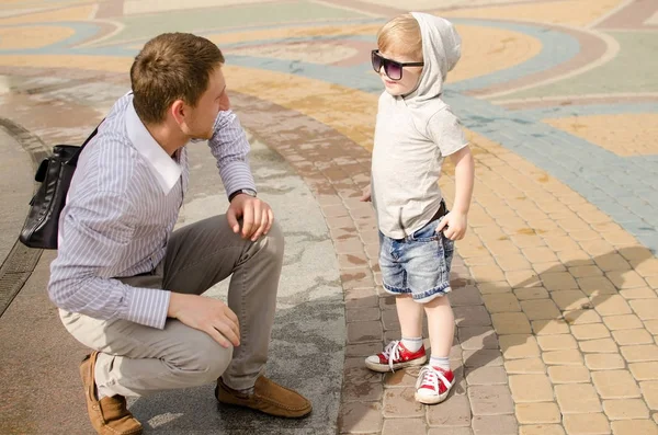 Αγόρι μωρών είναι το περπάτημα στο πάρκο με τον πατέρα του — Φωτογραφία Αρχείου