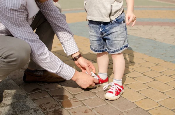 erkek bebek babası ile parkta yürüyor
