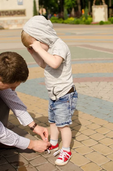 erkek bebek babası ile parkta yürüyor