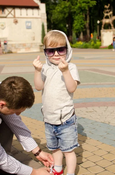 erkek bebek babası ile parkta yürüyor