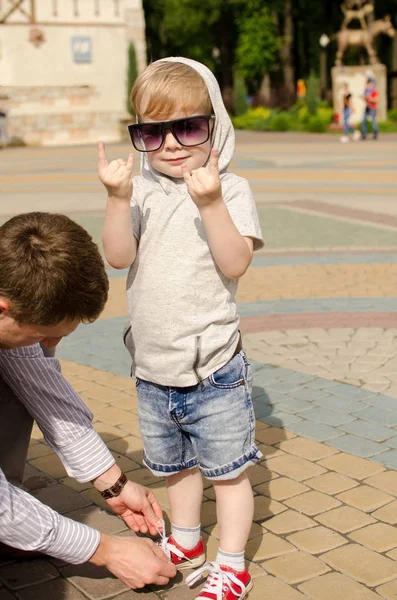 erkek bebek babası ile parkta yürüyor