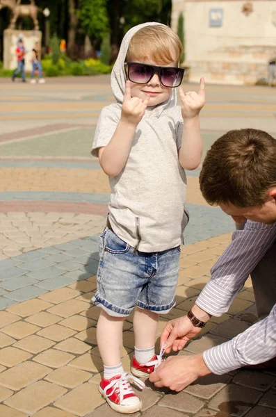 erkek bebek babası ile parkta yürüyor