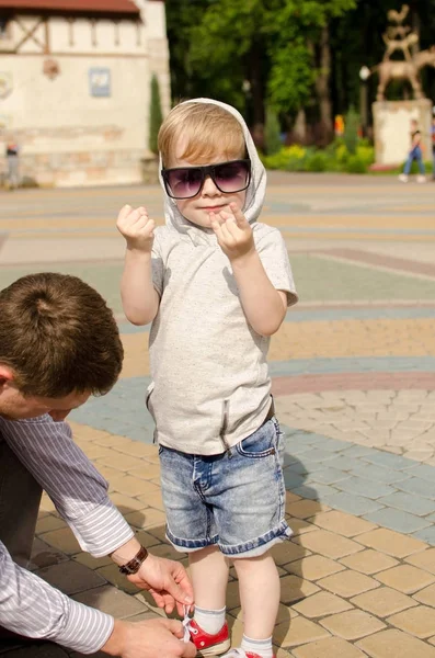 erkek bebek babası ile parkta yürüyor