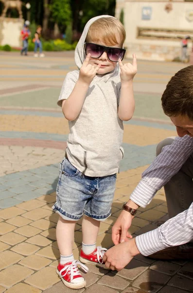 Chłopca jest spacer w parku z ojcem — Zdjęcie stockowe