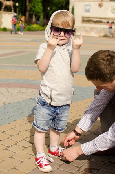 erkek bebek babası ile parkta yürüyor