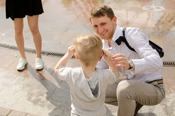 erkek bebek babası ile parkta yürüyor