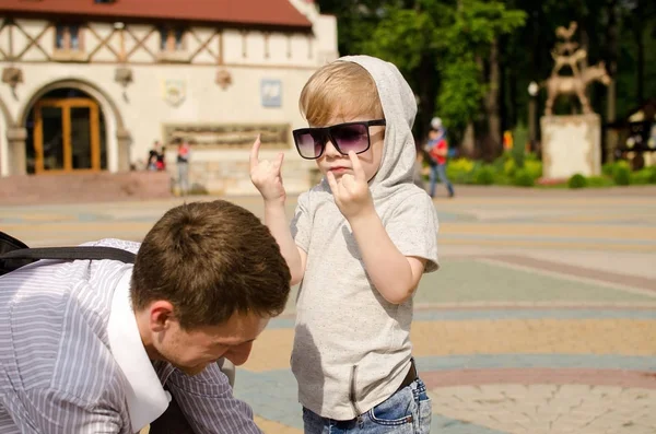 erkek bebek babası ile parkta yürüyor