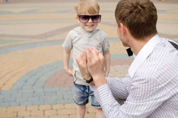 erkek bebek babası ile parkta yürüyor