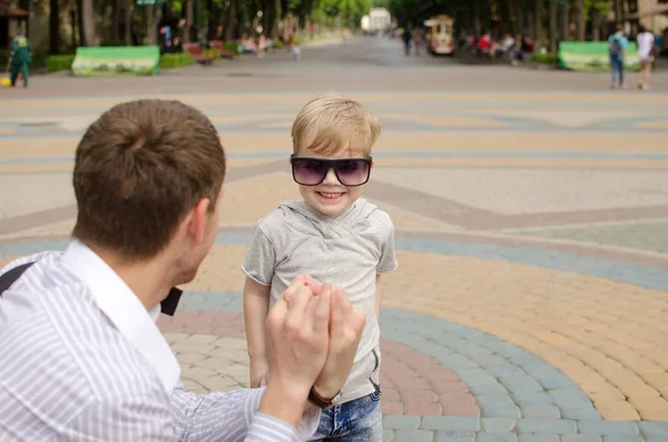 erkek bebek babası ile parkta yürüyor