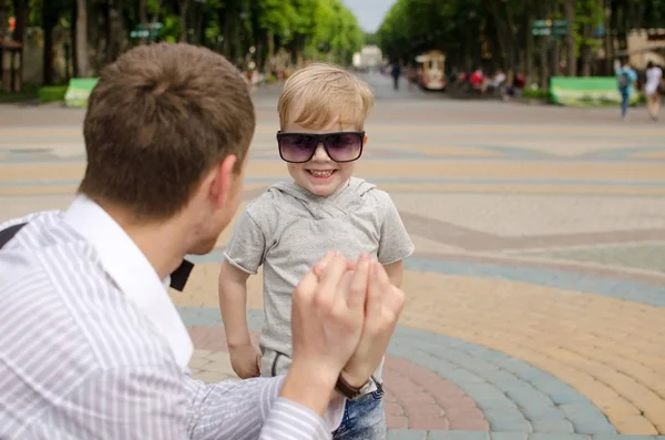 erkek bebek babası ile parkta yürüyor