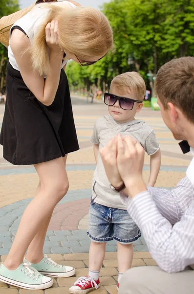 Genç aile parkta yürüyor