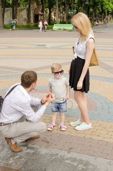 Genç aile parkta yürüyor