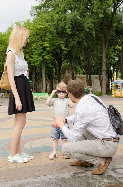 Genç aile parkta yürüyor — Stok fotoğraf