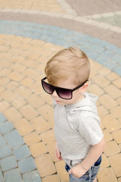 Niño pequeño está favoreciendo la diversión en el parque —  Fotos de Stock