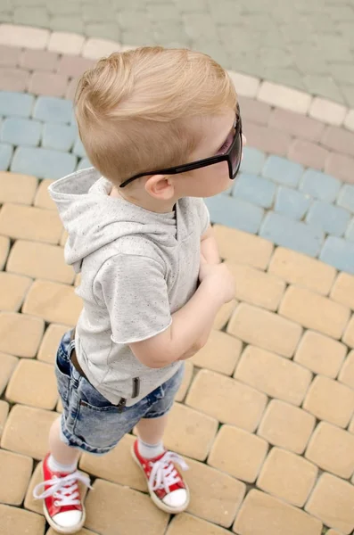 Mały chłopczyk jest faving zabawy w parku — Zdjęcie stockowe