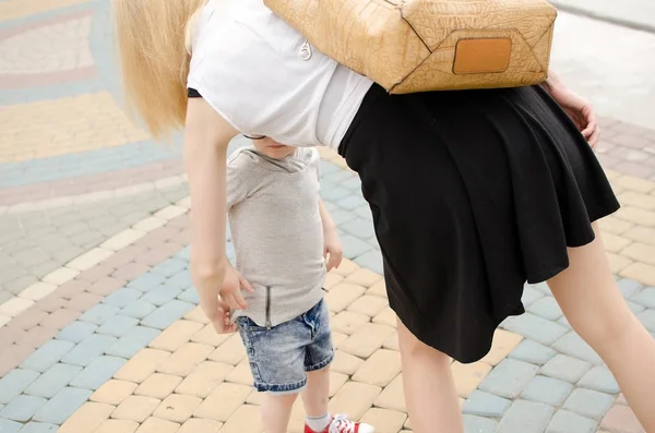 Petit garçon favorise le plaisir dans le parc — Photo