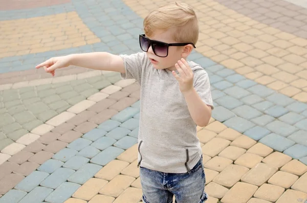 Küçük bebek çocuk parkta faving eğlencelidir