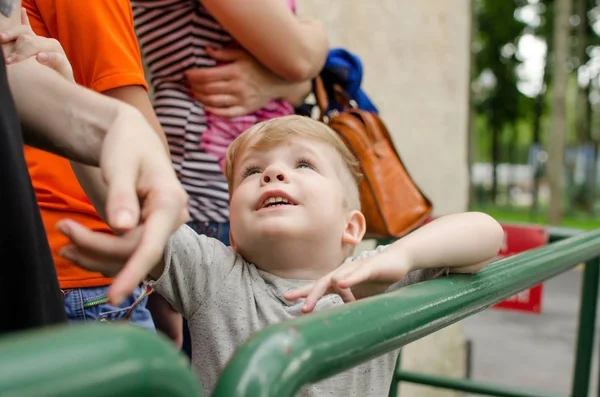 Küçük bir bebek enjoing onun zamanı