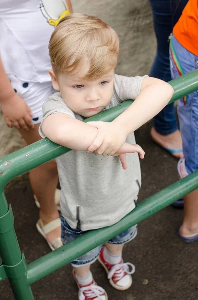 Mały chłopczyk jest enjoing swego czasu — Zdjęcie stockowe