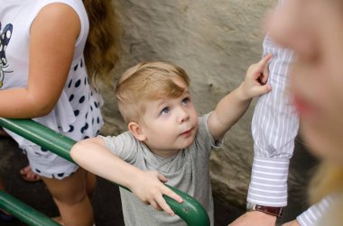Küçük bir bebek enjoing onun zamanı