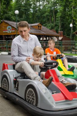 Küçük oğlan küçük araba keyif alıyor