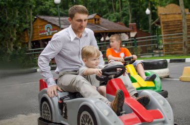 Küçük oğlan küçük araba keyif alıyor