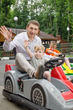 Küçük oğlan küçük araba keyif alıyor