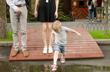 Genç aile parkta eğleniyor