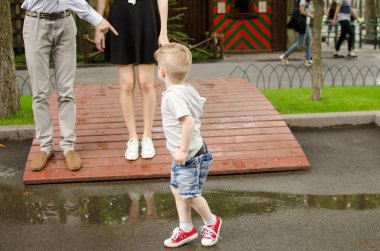 Genç aile parkta eğleniyor