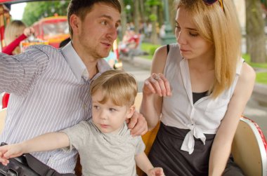 Genç aile parkta eğleniyor