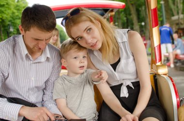 Genç aile parkta eğleniyor