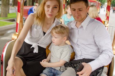 Genç aile parkta eğleniyor