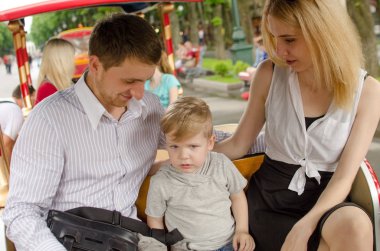 Genç aile parkta eğleniyor