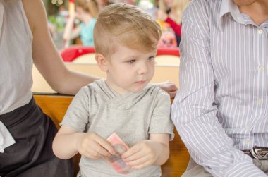Genç aile parkta eğleniyor