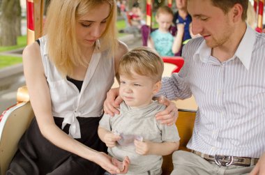 Genç aile parkta eğleniyor