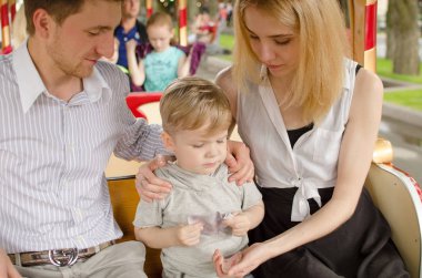 Genç aile parkta eğleniyor