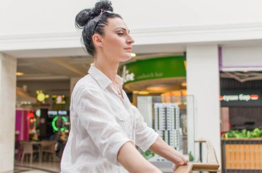 Alışveriş merkezinde duran genç kadın